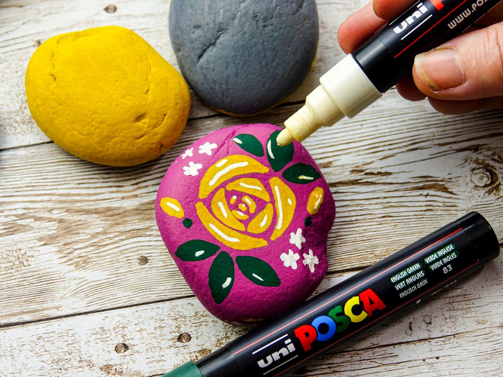 Paint a pebble with POSCA