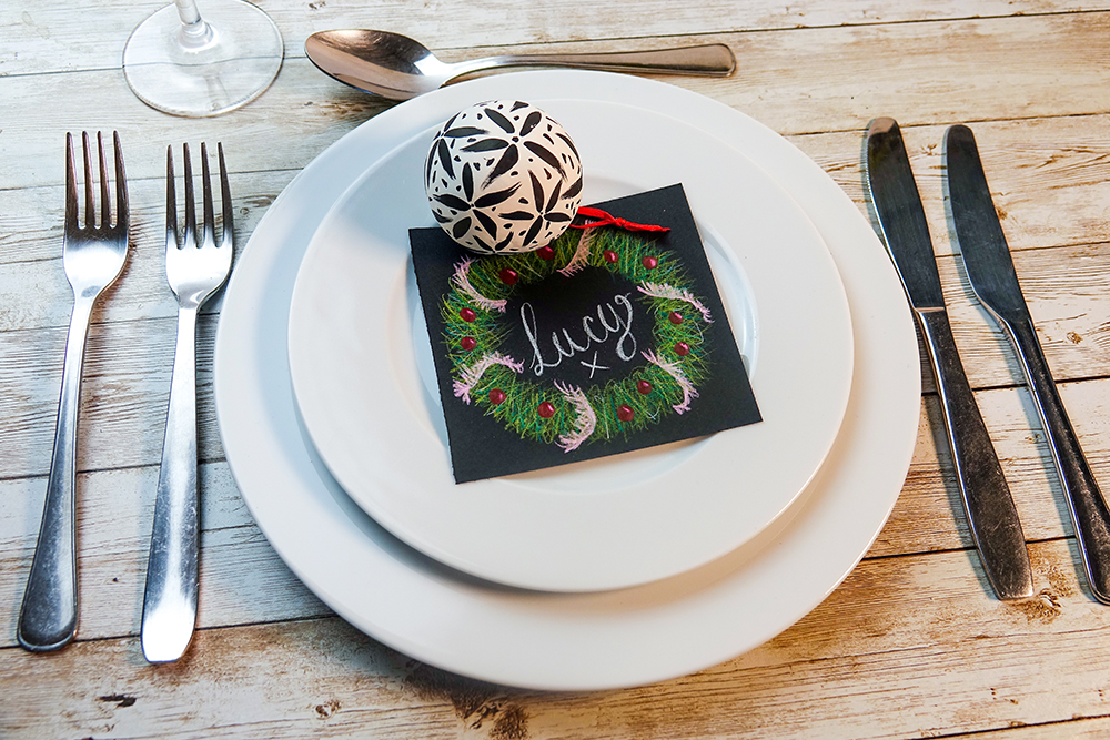Make beautiful finishing touches for your Christmas table with POSCA 
